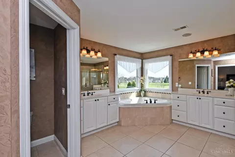 Bath - 6323 Tarton Fields Ln, Mason, OH 45040 photo 2 of 12