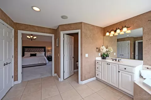Bath - 6323 Tarton Fields Ln, Mason, OH 45040 photo 4 of 12