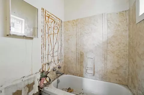 Bath - 64 Mcmicken Ave, Cincinnati, OH 45202 photo 3 of 4