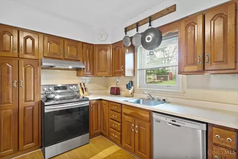 Kitchen - 113 Siebenthaler Ave, Reading, OH 45215 photo 3 of 3