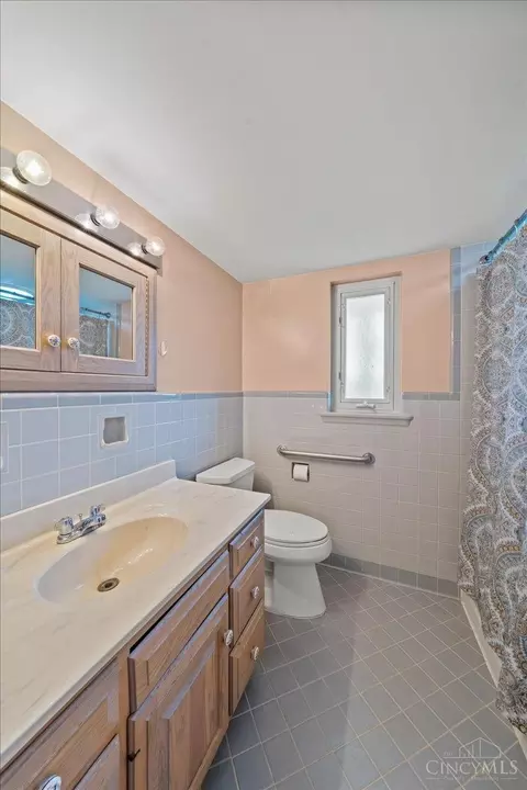 Bath - 113 Siebenthaler Ave, Reading, OH 45215 photo 1 of 2