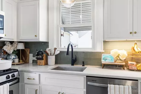 Kitchen - 2711 Arbor Ave, Cincinnati, OH 45209 photo 4 of 5