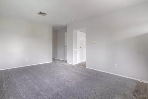 Living - 1616 Daniel Ct, Middletown, OH 45044 photo 2 of 2