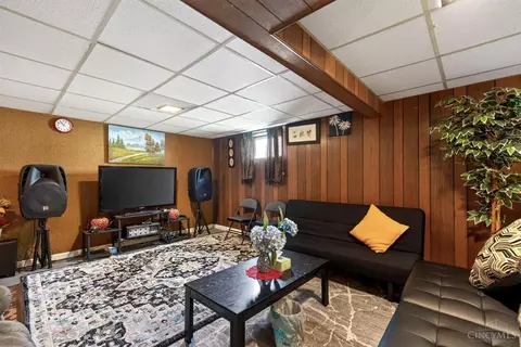 Living - 9007 Rolling Ln, Cincinnati, OH 45236 photo 6 of 7
