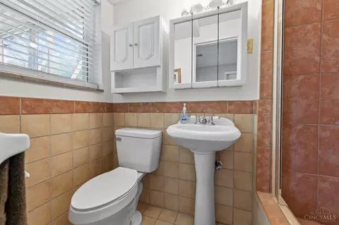 Bath - 4073 Mantell Ave, Cincinnati, OH 45236 photo 4 of 4