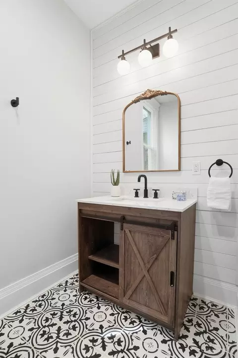 Bath - 759 Mcmakin Ave, Cincinnati, OH 45232 photo 1 of 6