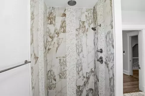 Bath - 759 Mcmakin Ave, Cincinnati, OH 45232 photo 3 of 6