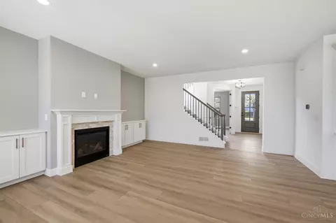 Living - 3728 Hutton St, Cincinnati, OH 45226 photo 3 of 4
