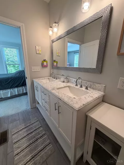 Bath - 1720 Dexter Ave, Cincinnati, OH 45206 photo 3 of 6