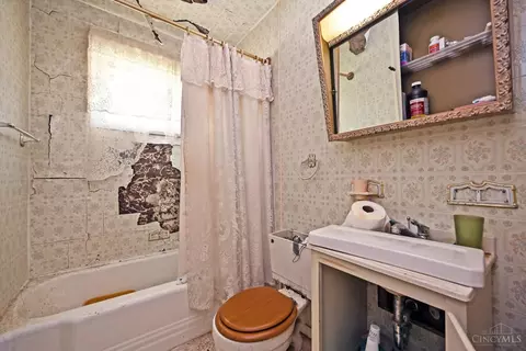 Bath - 9626 Manhattan Dr, Cincinnati, OH 45251 photo 1 of 1