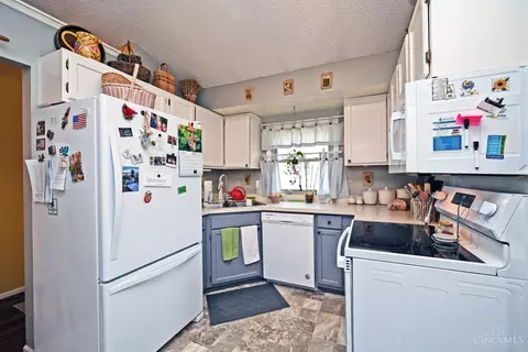 Kitchen - 3638 Parfore Ct, Cincinnati, OH 45245 photo 2 of 4