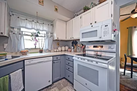 Kitchen - 3638 Parfore Ct, Cincinnati, OH 45245 photo 3 of 4
