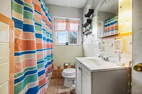 Bath - 722 Compton Rd, Cincinnati, OH 45231 photo 1 of 1