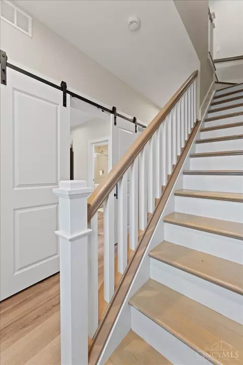 Entry Way - 3906 Edwards Rd, Cincinnati, OH 45209 photo 2 of 8