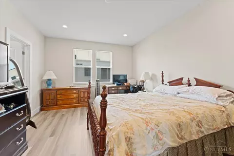 Bedroom - 3906 Edwards Rd, Cincinnati, OH 45209 photo 3 of 4