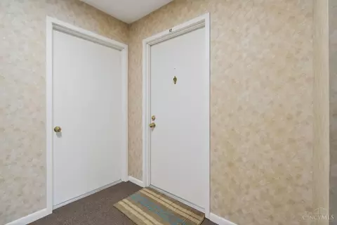 Entry Way - 11570 Regency Square Ct, Cincinnati, OH 45231 photo 2 of 3
