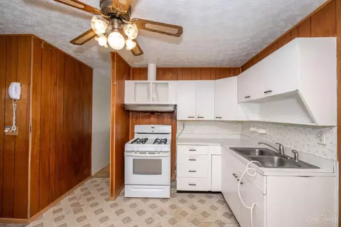 Kitchen - 654 Arlington Dr, Cincinnati, OH 45244 photo 3 of 4