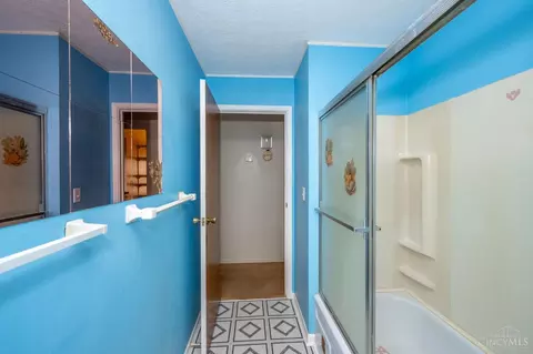 Bath - 654 Arlington Dr, Cincinnati, OH 45244 photo 2 of 2