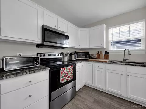 Kitchen - 604 Diamond Loop, Middletown, OH 45044 photo 3 of 5