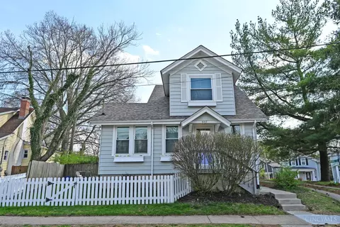 4147 Maple Dr, Cincinnati, OH 45209