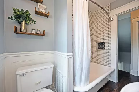 Bath - 4147 Maple Dr, Cincinnati, OH 45209 photo 3 of 3