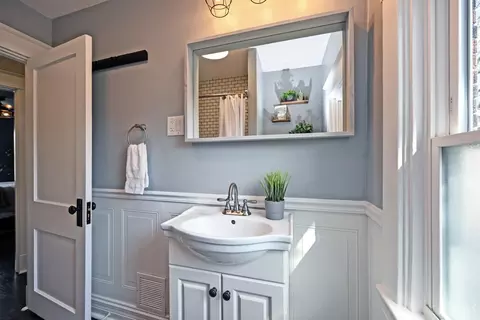 Bath - 4147 Maple Dr, Cincinnati, OH 45209 photo 2 of 3