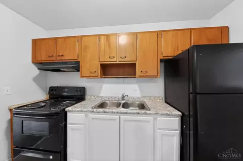 Kitchen - 8845 Ebro Ct, Cincinnati, OH 45231 photo 3 of 4