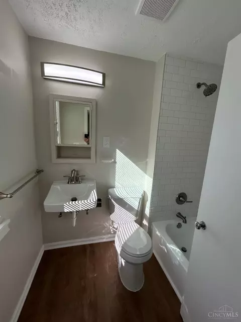 Bath - 6 Chalmers Ct, Greenhills, OH 45218 photo 2 of 2