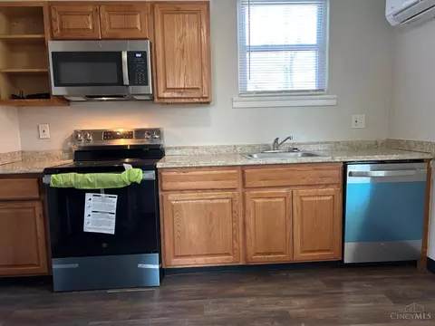 Kitchen - 6 Chalmers Ct, Greenhills, OH 45218 photo 2 of 2