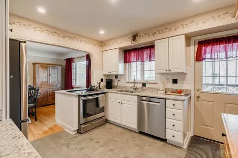Kitchen - 46 Forest Ave, Wyoming, OH 45215 photo 3 of 4