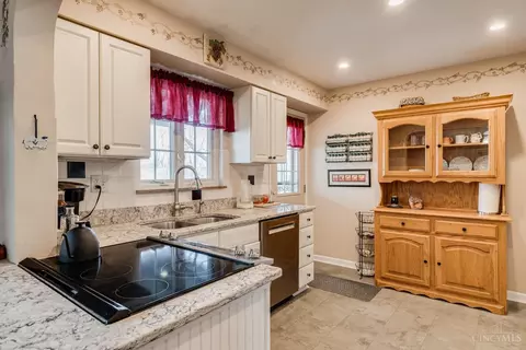 Kitchen - 46 Forest Ave, Wyoming, OH 45215 photo 2 of 4
