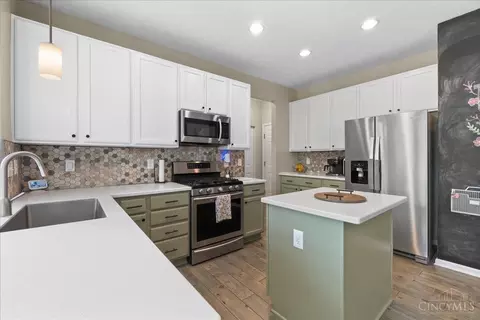 Kitchen - 292 Coyote Dr, Hamilton Township, OH 45039 photo 3 of 4