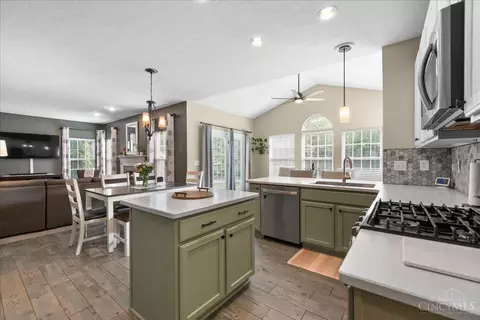 Kitchen - 292 Coyote Dr, Hamilton Township, OH 45039 photo 4 of 4