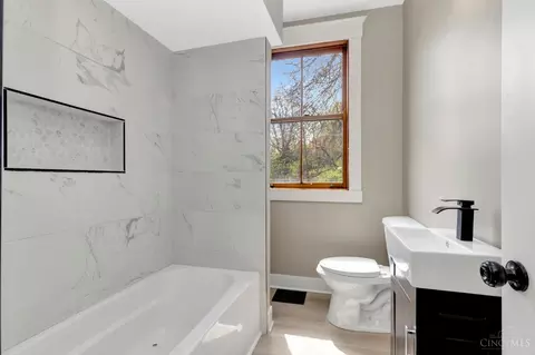 Bath - 3523 Vinecrest Pl, Cincinnati, OH 45220 photo 1 of 3