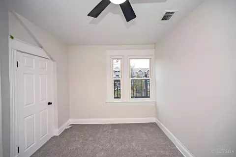 Bedroom - 1933 Hewitt Ave, Cincinnati, OH 45207 photo 4 of 7