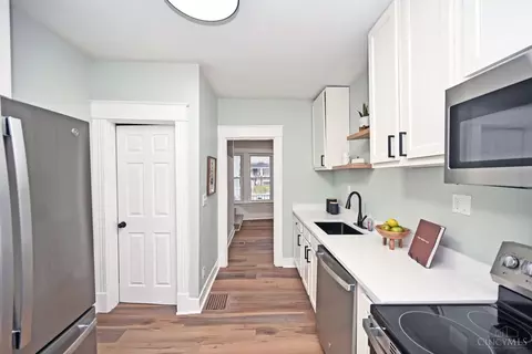 Kitchen - 1933 Hewitt Ave, Cincinnati, OH 45207 photo 4 of 4