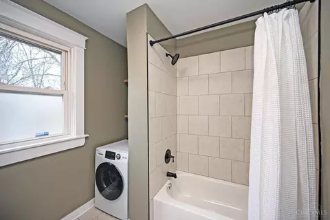 Bath - 1933 Hewitt Ave, Cincinnati, OH 45207 photo 3 of 3