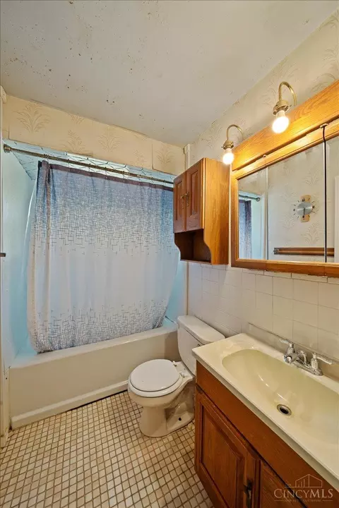 Bath - 9153 Coogan Dr, Cincinnati, OH 45231 photo 1 of 2