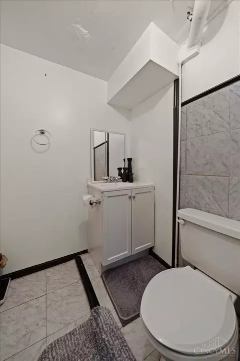 Bath - 9153 Coogan Dr, Cincinnati, OH 45231 photo 2 of 2