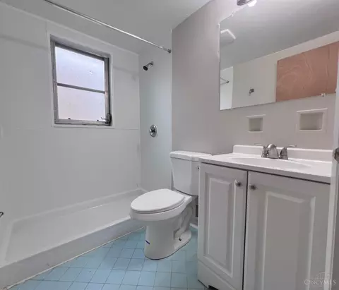 Bath - 2901 Tower Ave, Cincinnati, OH 45238 photo 1 of 2