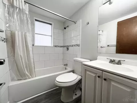 Bath - 2901 Tower Ave, Cincinnati, OH 45238 photo 2 of 2