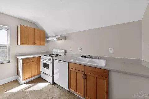 Kitchen - 4817 Prosperity Pl, Cincinnati, OH 45238 photo 2 of 4