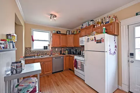 Kitchen - 336 Warner St, Cincinnati, OH 45219 photo 1 of 4