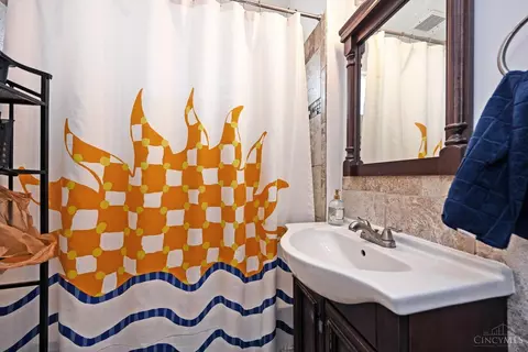 Bath - 336 Warner St, Cincinnati, OH 45219 photo 1 of 1