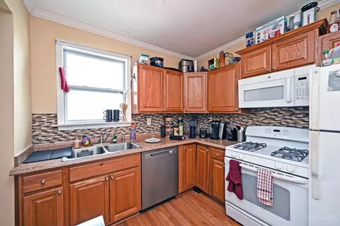 Kitchen - 336 Warner St, Cincinnati, OH 45219 photo 2 of 4