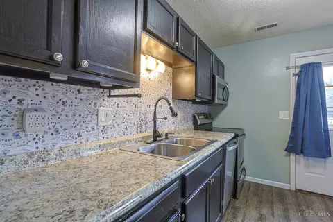Kitchen - 92 Flintstone Dr, Harrison, OH 45030 photo 4 of 4