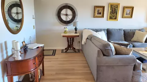 Living - 153 Palisades Pointe, Cincinnati, OH 45238 photo 6 of 6