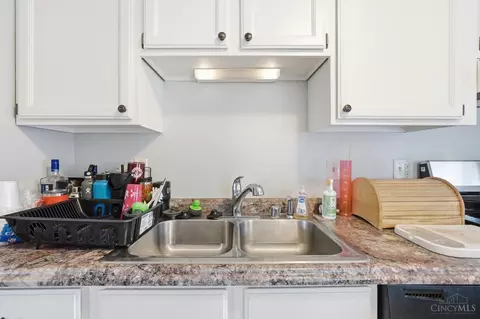 Kitchen - 6893 Sequoia Ct, Mason, OH 45040 photo 3 of 4