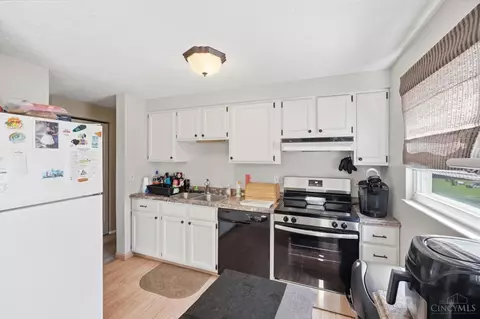 Kitchen - 6893 Sequoia Ct, Mason, OH 45040 photo 2 of 4