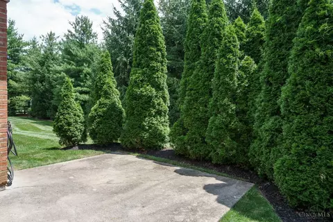 Exterior - 8022 Stonegate Dr, Cincinnati, OH 45255 photo 8 of 8
